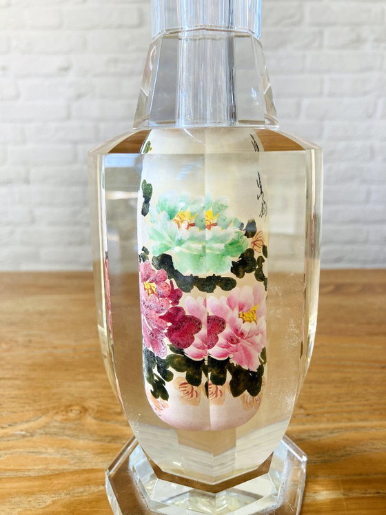 Image 1 of Vase vintage asiatique octogonal en cristal peint à l'envers, à motif floral inversé.