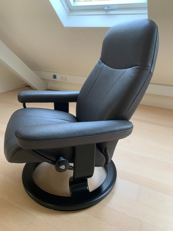 Image 1 of Due poltrone girevoli Stressless con pouf