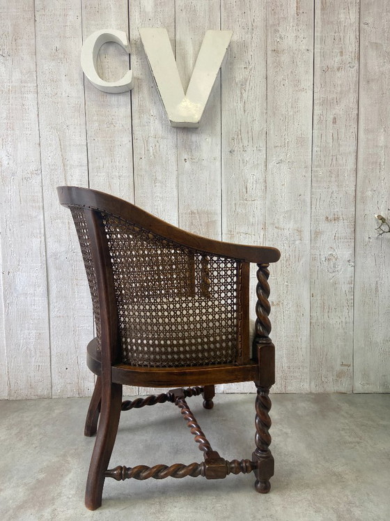 Image 1 of Poltrona antica con intreccio in vimini e decorazioni in legno.