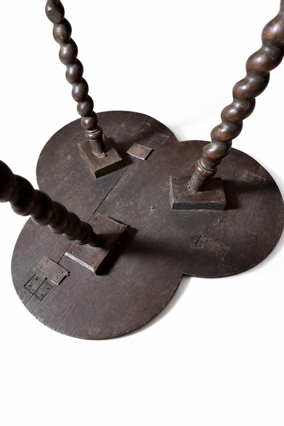 Image 1 of Table d'appoint ancienne en forme de trèfle avec pieds torsadés – Fin du XIXe siècle