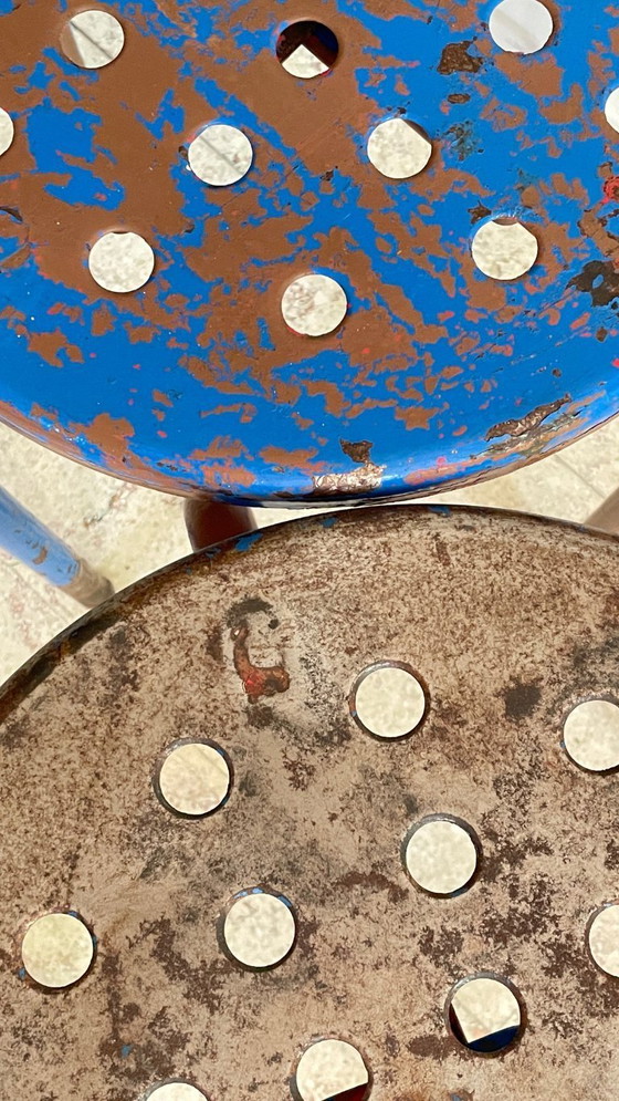 Image 1 of Paar industriële stalen PATINE TABOURETS Blauw & Chocolade VINTAGE