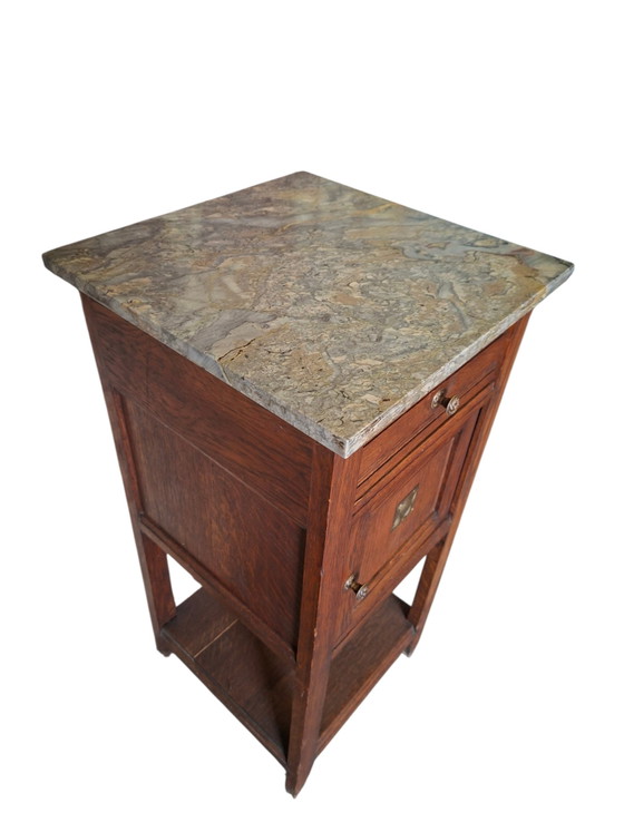 Table de chevet ancienne avec plateau en marbre, légères traces d'utilisation conformes à l'âge de ce meuble. (photo 3 of 5)