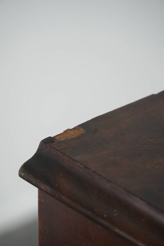 Image 1 of Statige antieke mahoniehouten Engelse ladekast uit de 19e eeuw met 5 lades en mooie warme donkere kleuren