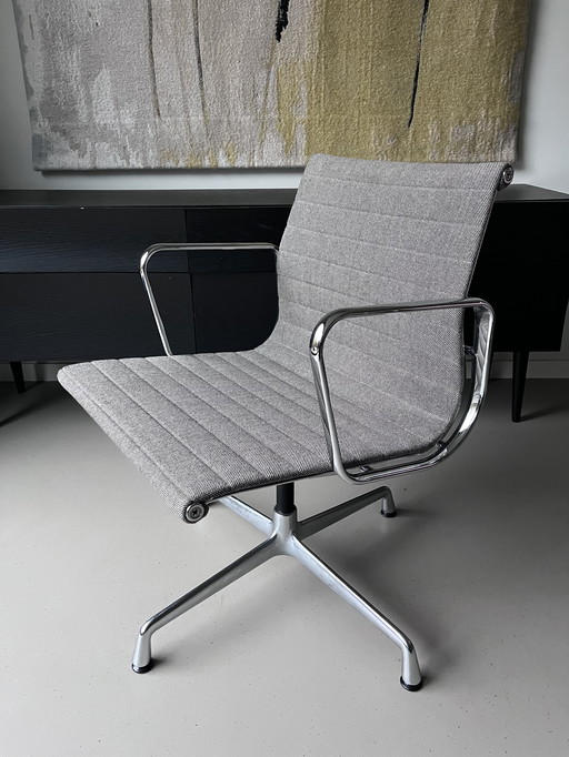 Vitra Eames EA108 – Lichtgrijze stof / Chroom (set van 4) – Zo goed als nieuw