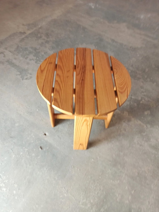 Vintage bijzettafel van grenenhout met latten – Wood (photo 4 of 11)