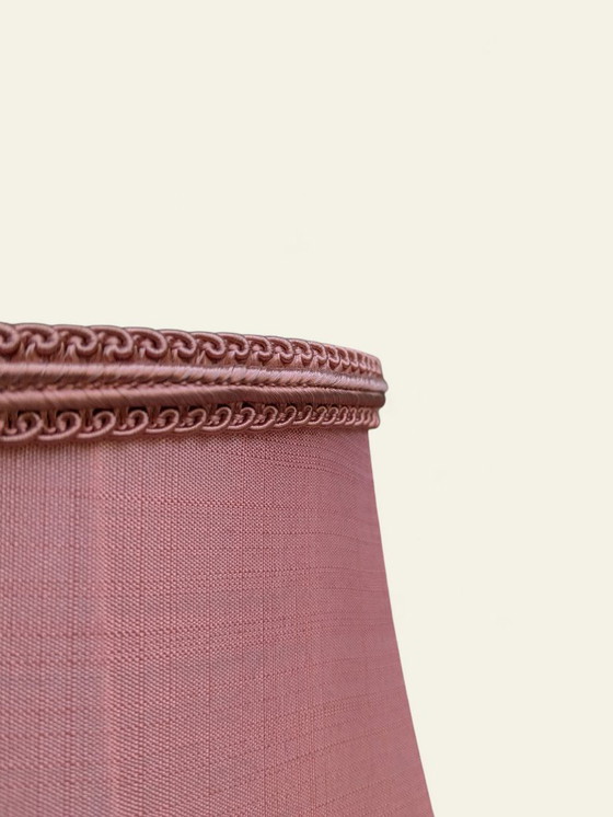 Image 1 of Vintage tafellamp Mid Century, roze kap met franjes en fijn brokaat, jaren 60/70