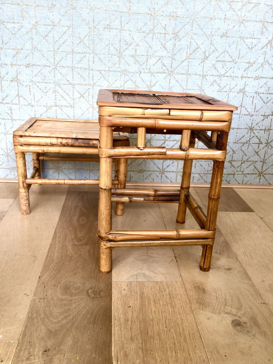 Image 1 of Conjunto de 2 mesas auxiliares de ratán de mediados del siglo XX.