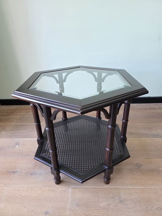 Image 1 of Vintage Hollywood Regency / Faux Bamboo bijzetafel met facetgeslepen glas