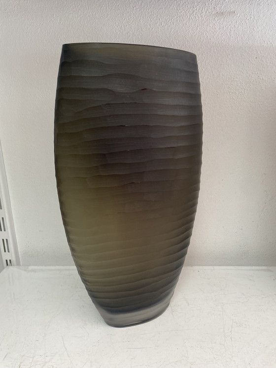 Vaso Decorativo Alto em Vidro Fumado – Design Ondulado – Vases, Glass (photo 5 of 5)