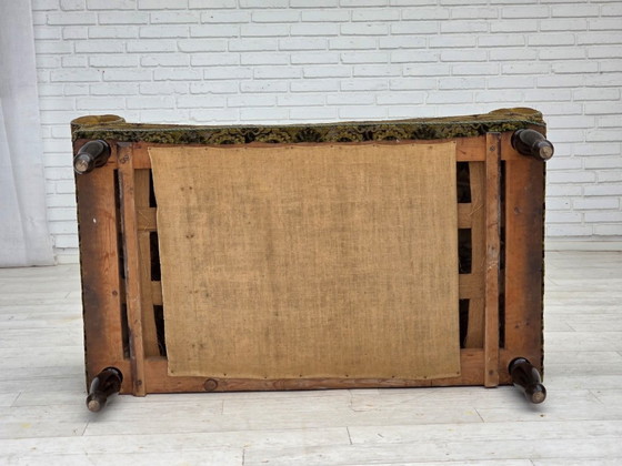 Image 1 of Deense tweepersoons slaapbank/bank met neerklapbare armleuningen uit de jaren 30, bekleed met groen meubelvelours.