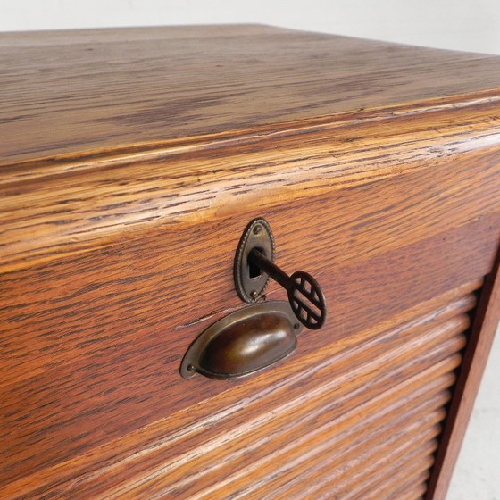 Eichenschrank mit Rollladen und einem Rollladen, 113 cm hoch, 1930er Jahre – Kommoden, Wood (photo 23 of 26)
