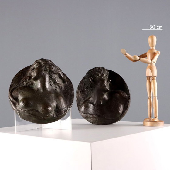 Image 1 of Een paar bronzen panelen, gesigneerd door G. Botta.