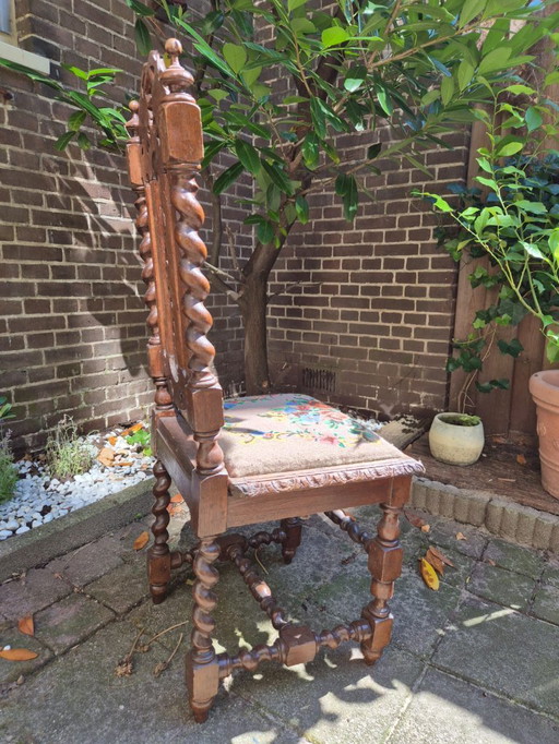 Chaise ancienne en bois avec pieds tournés et assise brodée