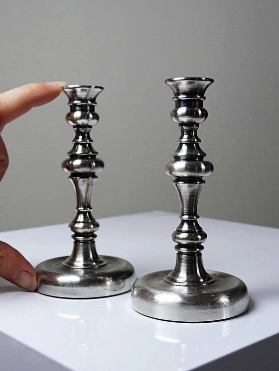 Par de pequeños candelabros antiguos bañados en plata, estilo georgiano. – Portavelas, Metal (photo 8 of 12)