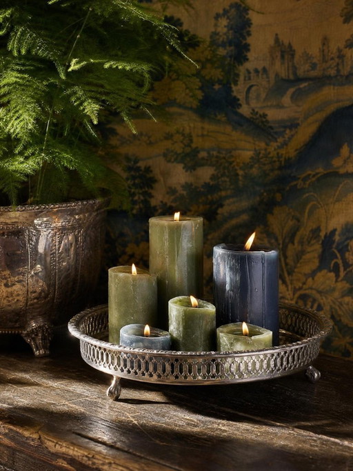 Klein Marokkaans theeblad op driepoot van verzilverd metaal, met vintage gebeitelde decoratie.