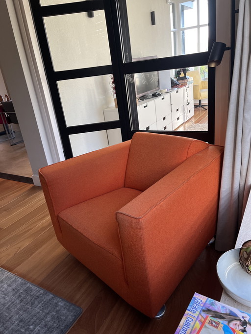 Deux magnifiques fauteuils orange Design en stock