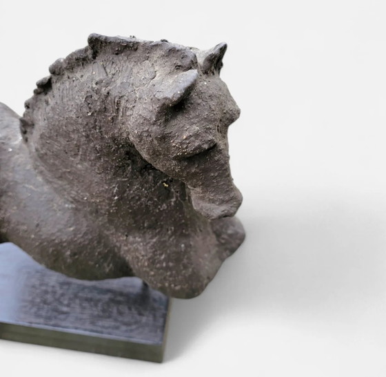 Keramische Beeldhouwkunst / Paardentorso op houten sokkel / – Ceramic (photo 2 of 8)