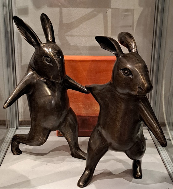 Image 1 of 2 lepri che camminano, bronzo