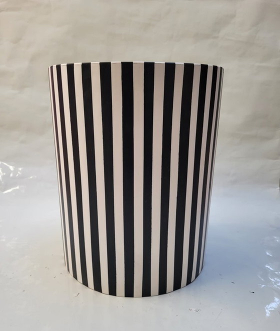 Image 1 of Tavolino in resina bianco e nero fatto a mano in Marocco – Handgemaakt in Marokko Zwart-Wit Resin Bijzettafel