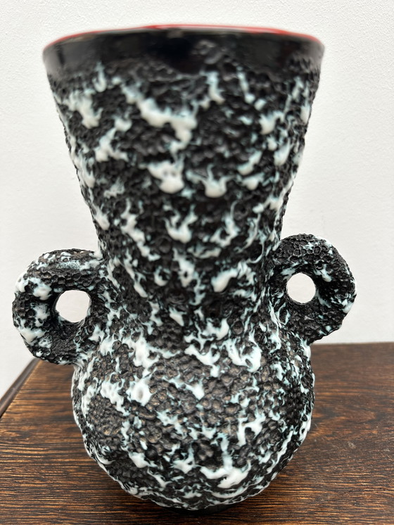 Image 1 of Vase à Oreilles Fat Lava Intérieur rouge - Attribué Vallauris H 21 cm