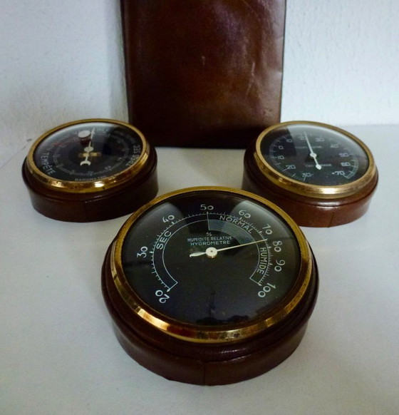 Image 1 of Stazione meteorologica d'epoca con orologi separati.
