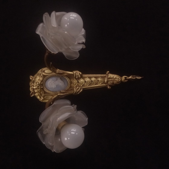 Image 1 of verguld bronzen kandelaar en wedgwood bord, laat 19e eeuw leeuwenkop beer