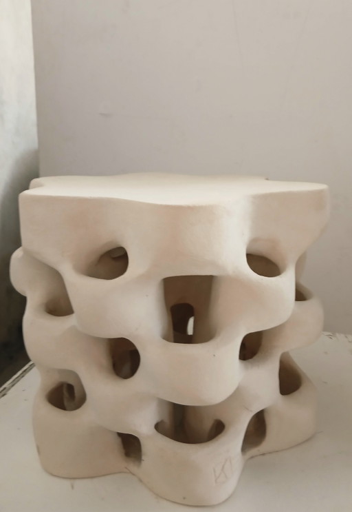 Table sculpture, modèle Pedrera – bijzettafels, Ceramic