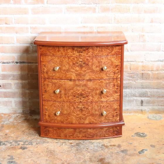 Image 1 of Cómoda antigua de madera con nudos y mesita de noche de latón