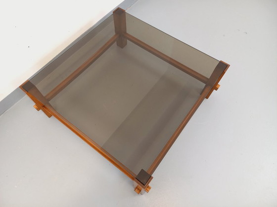 Image 1 of Vintage vierkante Italiaanse Fontana Arte salontafel van hout en gerookt glas uit de jaren 70.