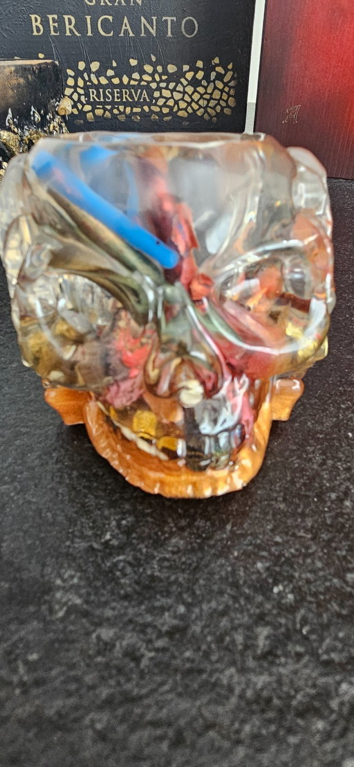 Unieke handgemaakte schedelsculptuur van hars - Artistieke schedel van transparante hars met kleurrijke insluitingen - Gotische 