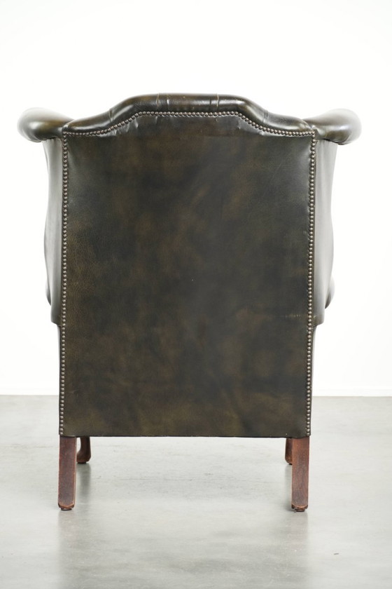 Charaktervoller grüner Rindsleder Chesterfield Ohrensessel im englischen Stil – Leather (photo 4 of 14)