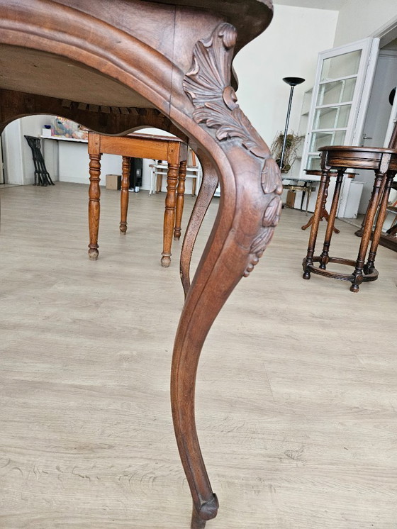 Image 1 of Table ancienne avec pieds élégants