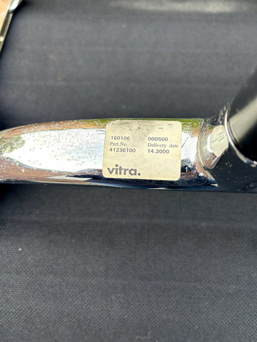 Sedia da conferenza di design Vitra Eames EA108, nera, base girevole