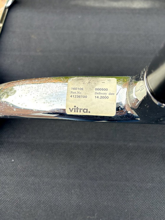 Image 1 of Silla de conferencias de diseño Vitra Eames EA108, negra, con base giratoria.