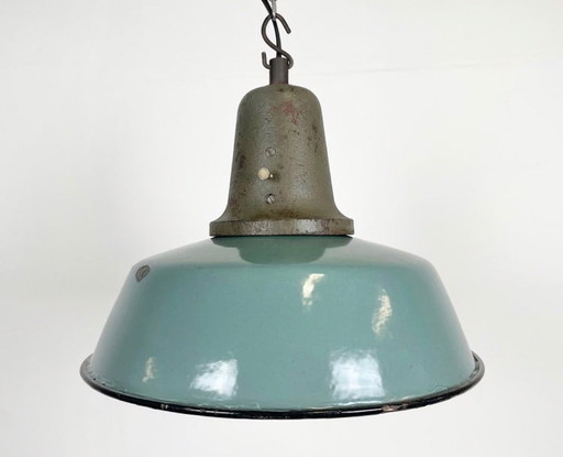 Industriële petroleumlamp voor fabrieken met emaille afwerking en gietijzeren bovenkant, jaren 60