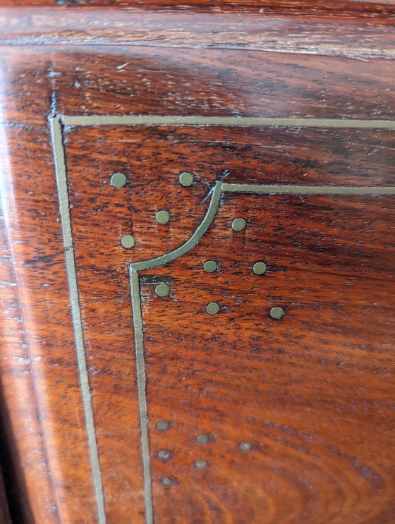 Image 1 of Armario antiguo con herrajes de latón, circa 1860-1900, presenta una pátina propia del paso del tiempo.