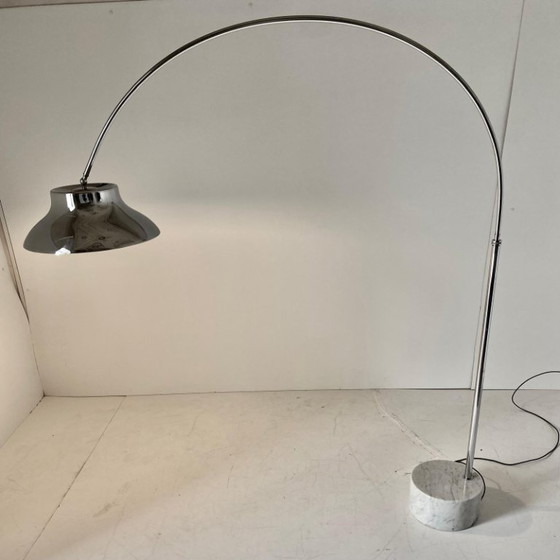 1x Sculptural Italian Space Age XL Chrome Arc Floor Lamp with Carrara Marble Base in the style of Castiglioni (photo 5 of 14)