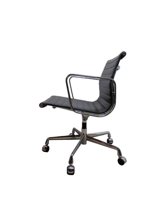 Vitra EA108 chair with wheels