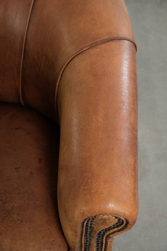 Ensemble robuste de fauteuils club vintage en cuir de mouton avec un bel aspect vieilli et une grande allure (photo 9 of 15)
