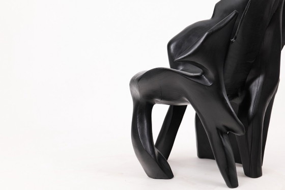 Image 1 of Fauteuil sculptural en bois noir carbonisé aux formes organiques par Logniture