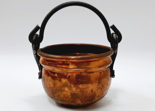 Chaudron (marmite) vintage en cuivre martelé avec anse en fer forgé