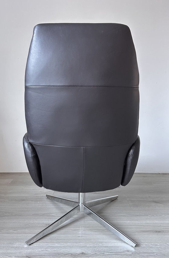 Image 1 of Sillón de diseño Montel con otomana.