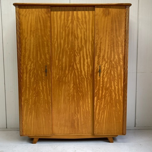 Elegante armario 3D de estilo vintage de mediados de siglo, desmontable, con espacio para colgar ropa y estantes.