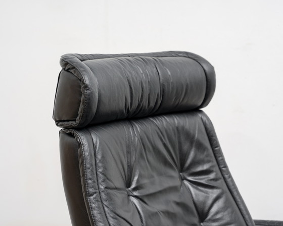 Image 1 of Sillón reclinable escandinavo con reposapiés, fabricante Stressless Ekornes, modelo “Prince”, cuero negro.