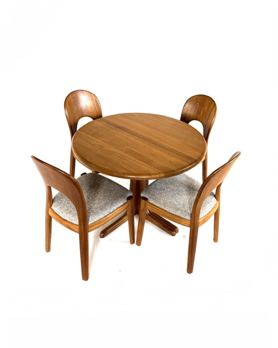 Image 1 of Vintage Danish round teak dining table '70