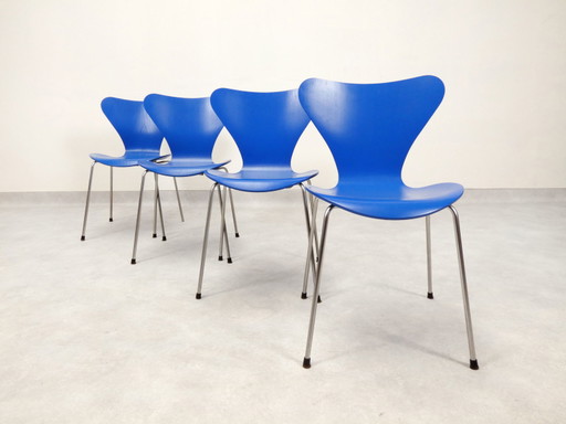 4 blaue Schmetterlingsstühle von Arne Jacobsen für Fritz Hansen