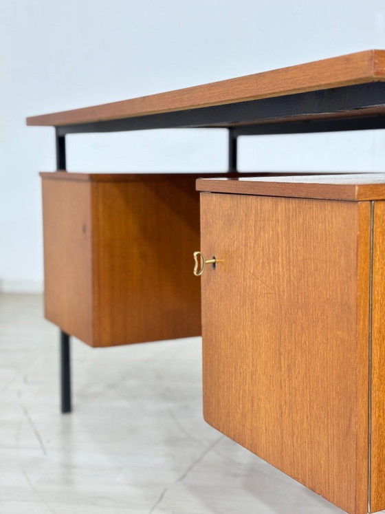 Image 1 of Mid-Century Danish Teak-Schreibtisch mit Metallgestell / Bürotisch / 60er Jahre