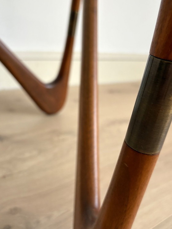 Image 1 of Tavolo rotondo in vetro e noce del Medioevo, California, anni 2000