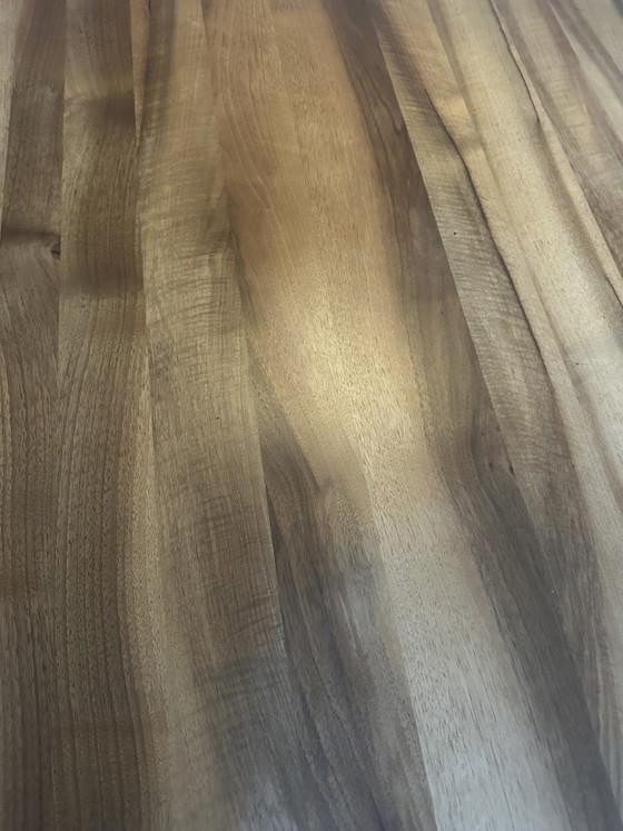 Image 1 of Gipsberger massief notenhouten tafel met 2 leren zitbanken