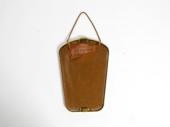 Image 1 of Bellissimo piccolo specchio da parete in ottone di metà secolo con cinturino intrecciato